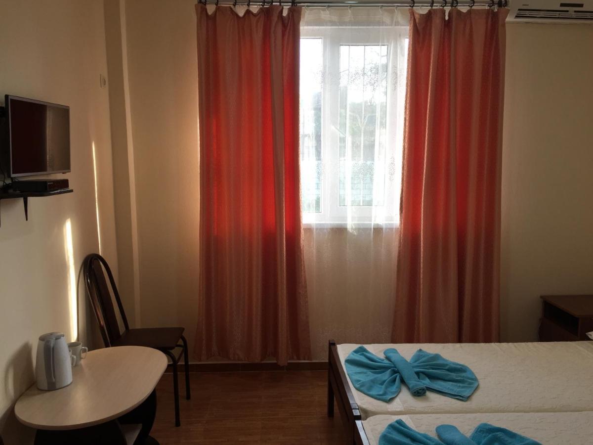 Dionisy Guest House Пицунда Екстериор снимка